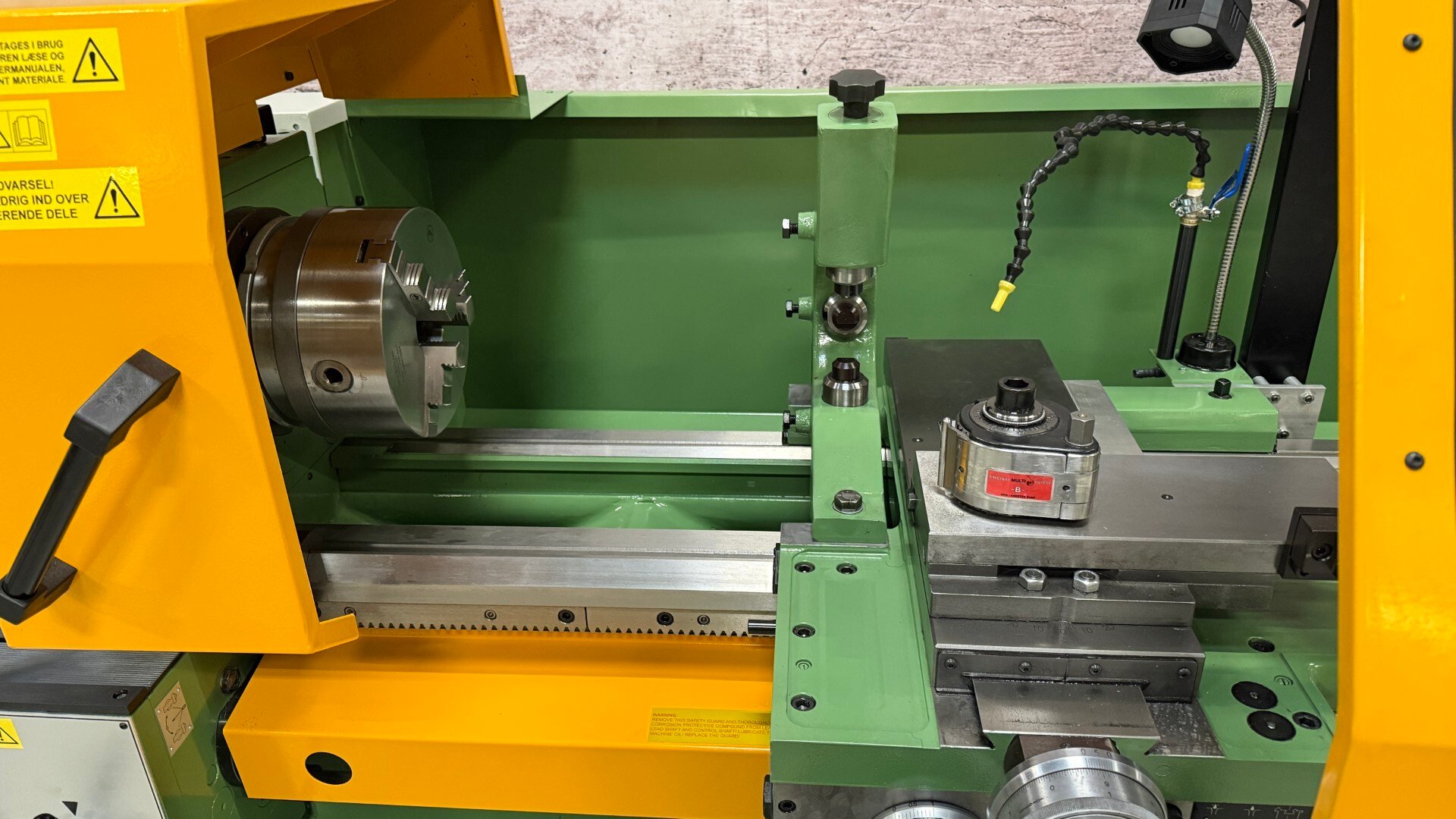 Ø250 mm. Bison centrerpatron, medfølgerbrille, arbejdslys på tværslæden og hurtigsskiftstålholder fra tyske Amestra