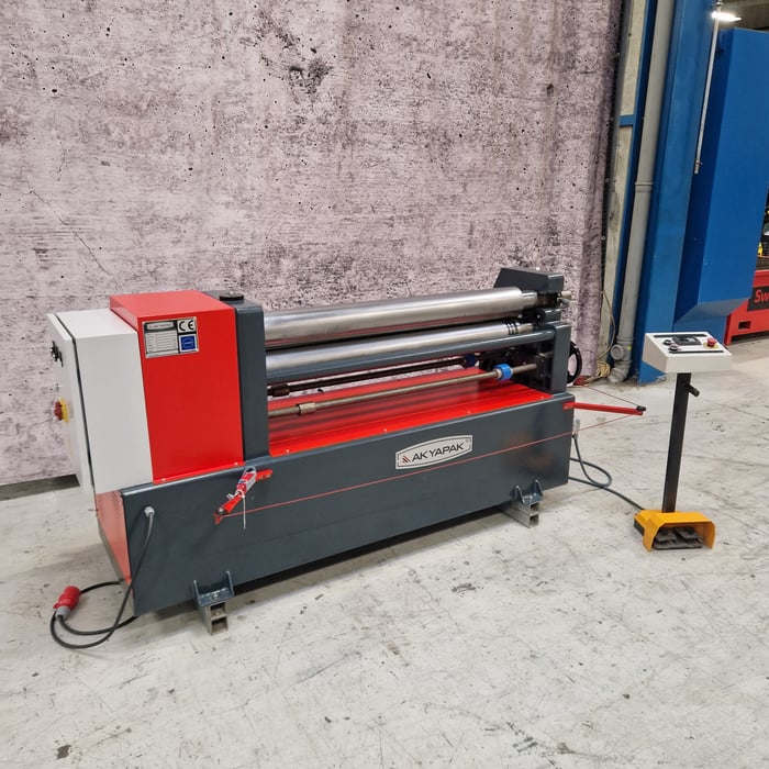 Brugt Akyapak ASM 140-12/5,0 MMIJ motoriseret pladevalse - 1250 x 5,5 mm. 